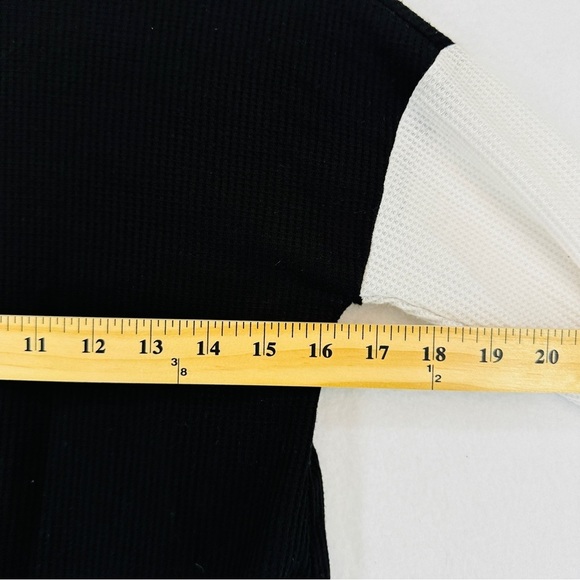 No Boundaries Two Tones Cropped Pullover Sweater Woman’s Size XS BLACK WHITE - Picture 5 of 8